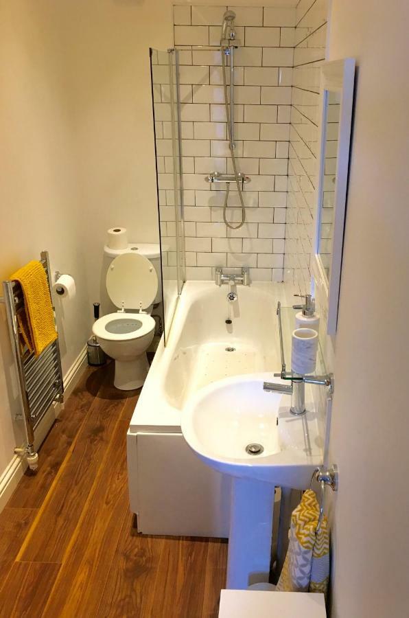 Number One Apartment Уедърби Екстериор снимка